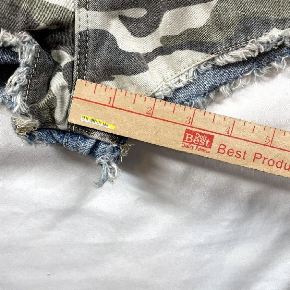 BDG UO high rise dree cheeky camo denim shorts size 27w raw hem 12" rise - Picture 9 of 10